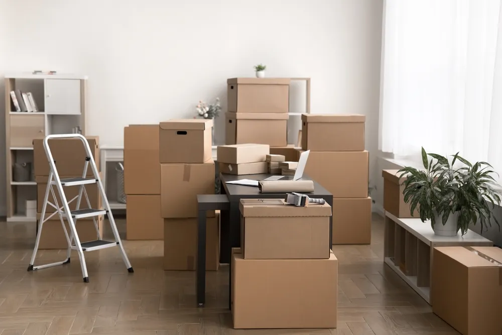 Bureau professionnel encombré de cartons et de matériel avant débarras
